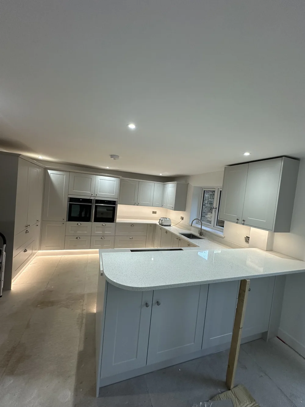 Handleless shaker kitchen with quartz worktops